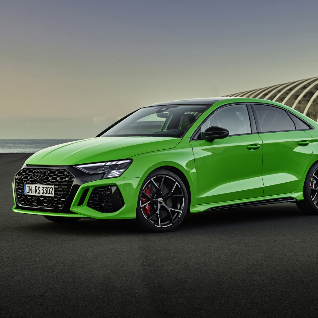 Зеленый автомобиль Audi RS 3 Sedan 2023 года