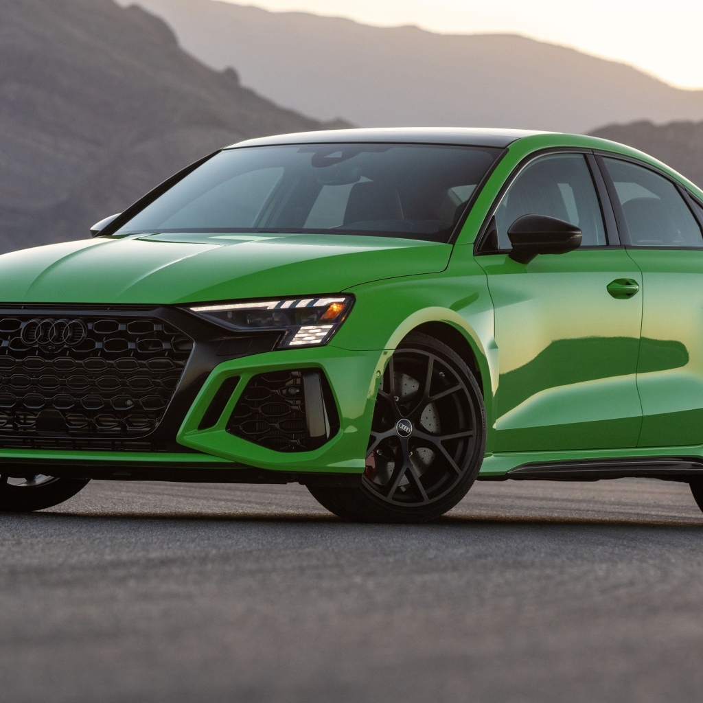 Зеленый автомобиль Audi RS 3 Sedan 2023 года вид спереди