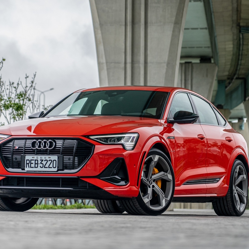 Красный автомобиль Audi E-Tron S Sportback