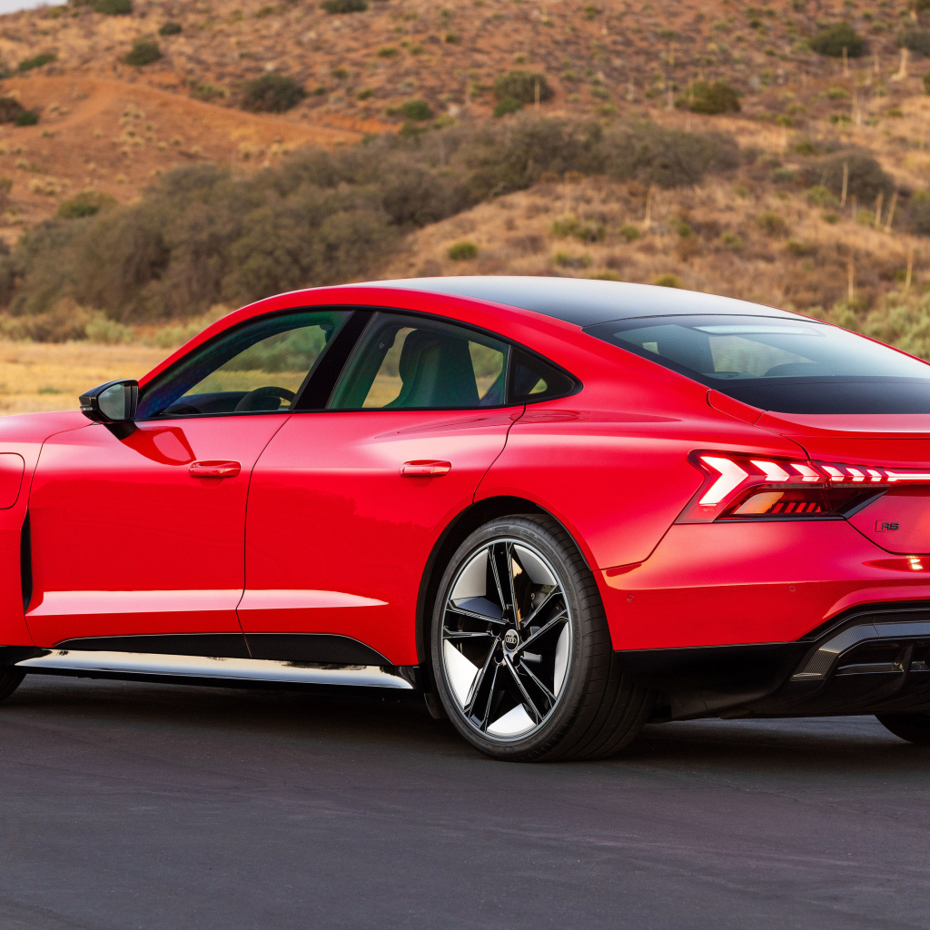 Красный автомобиль Audi RS E-Tron GT, 2023 года вид сзади
