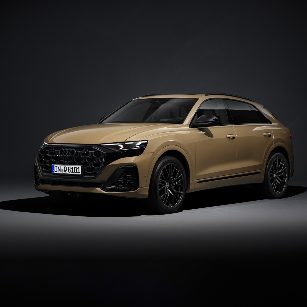 Внедорожник Audi Q8 55 TFSI Quattro S Line 2023 года на черном фоне