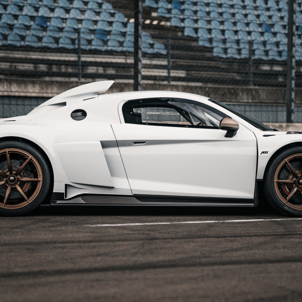 Вид сбоку на автомобиль ABT Sportsline XGT Audi R8 LMS GT2