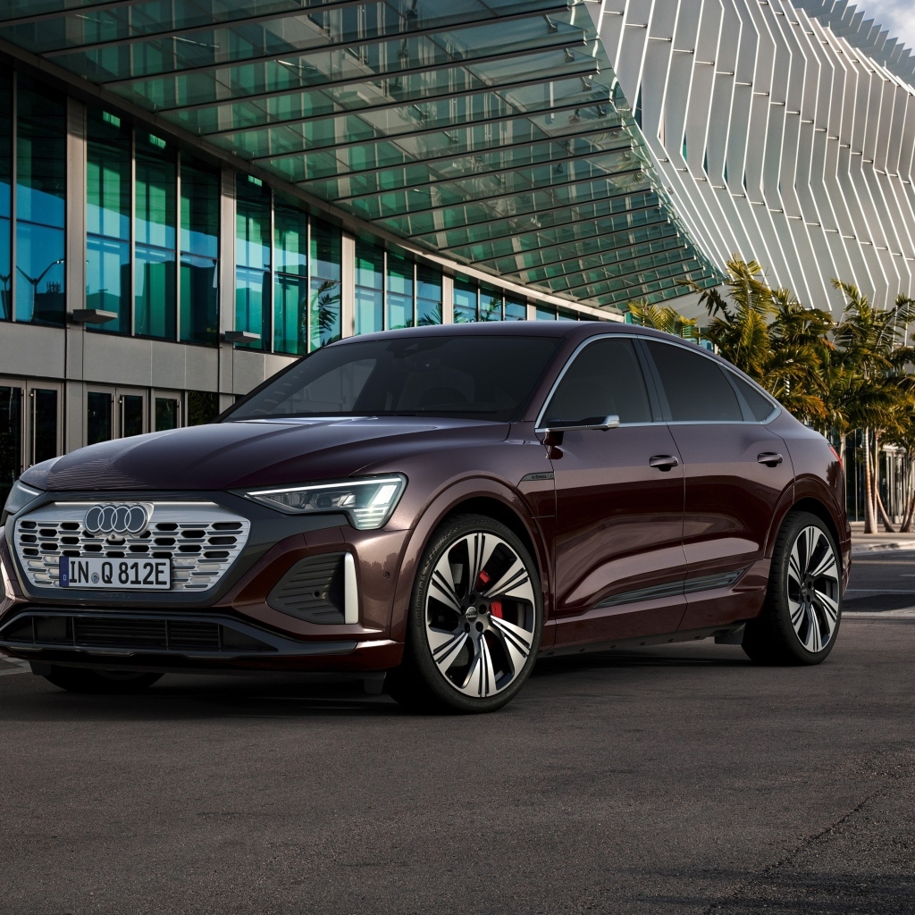 Стильный Audi Q8 Sportback 55 E-Tron Quattro у здания