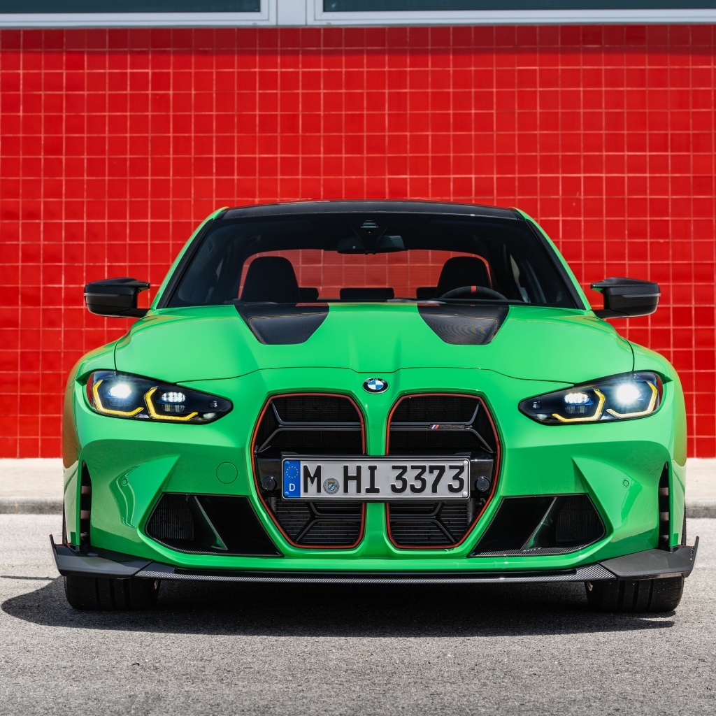 Зеленый автомобиль BMW M3 CS 2023 года вид спереди