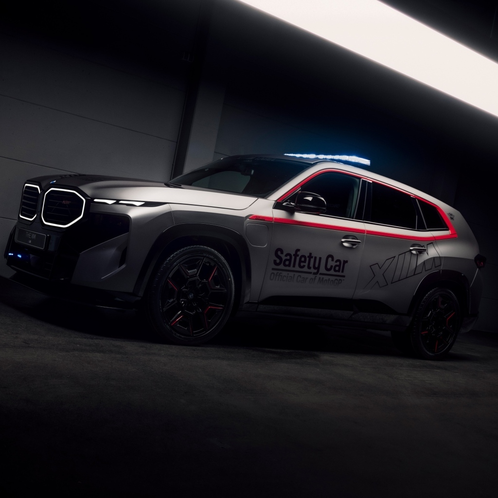 Внедорожник BMW XM Label Red MotoGP Safety Car 2024 года в здании