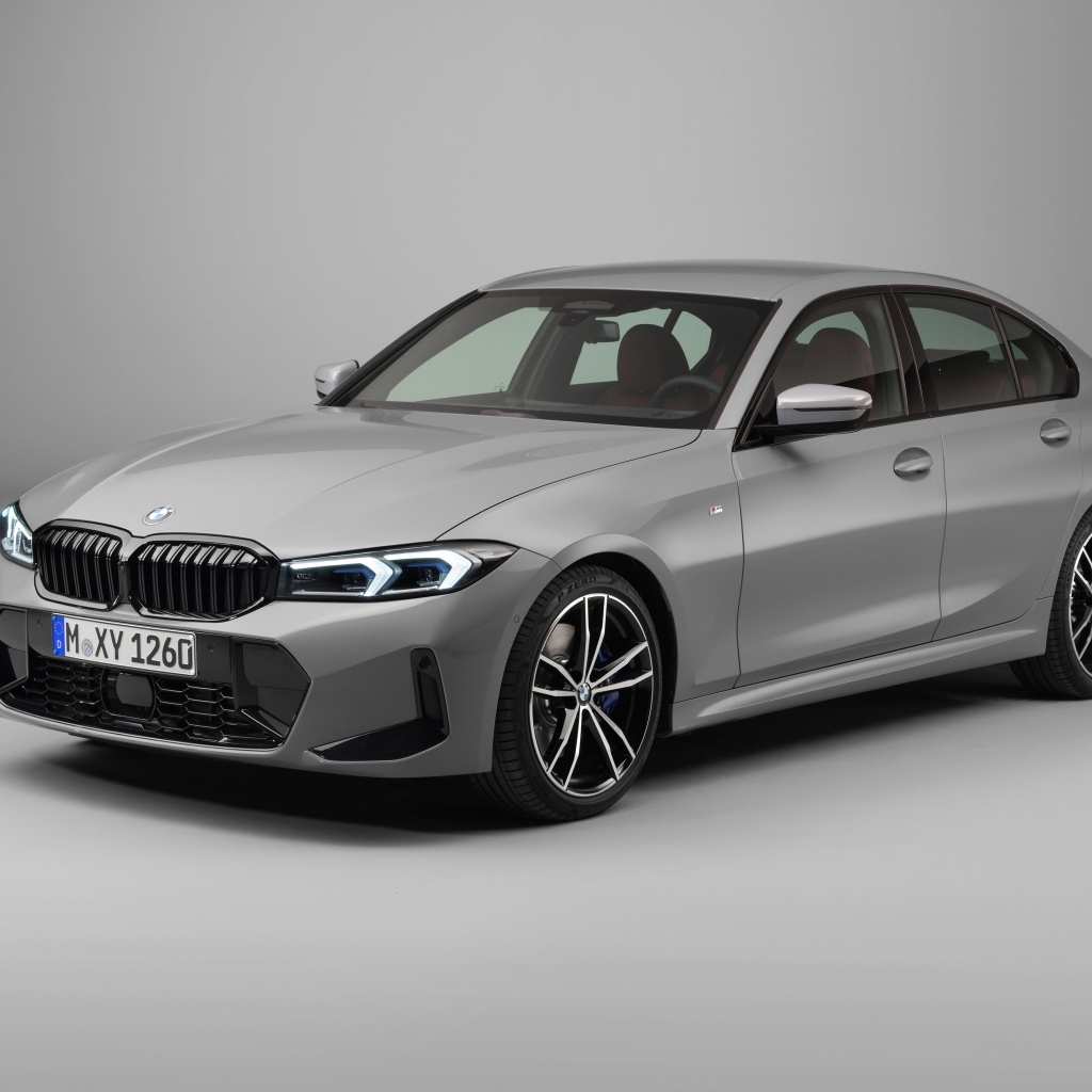Автомобиль BMW 330i M Sport на сером фоне