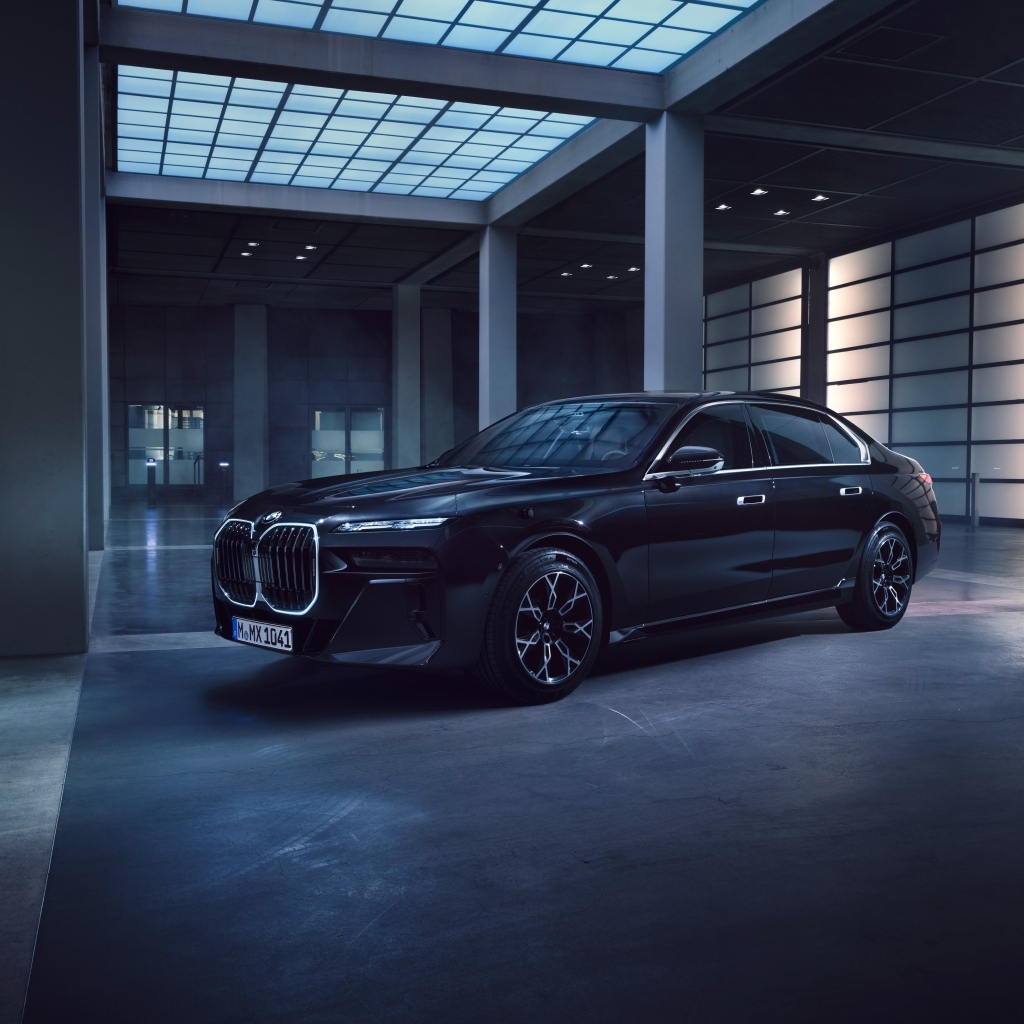 Автомобиль BMW 760i XDrive Protection в здании