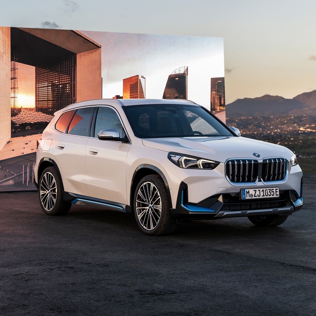 Автомобиль BMW IX1 XDrive30  вид спереди