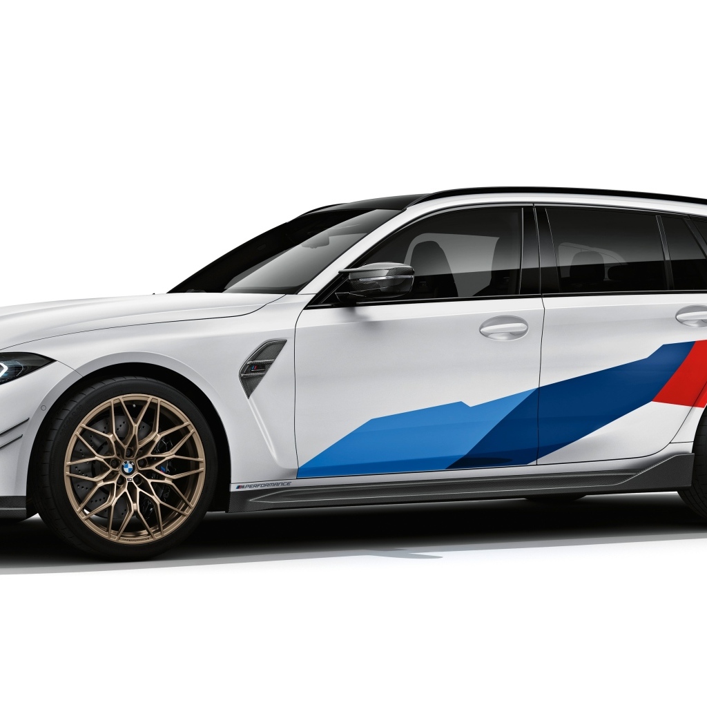 Автомобиль BMW M3 на белом фоне