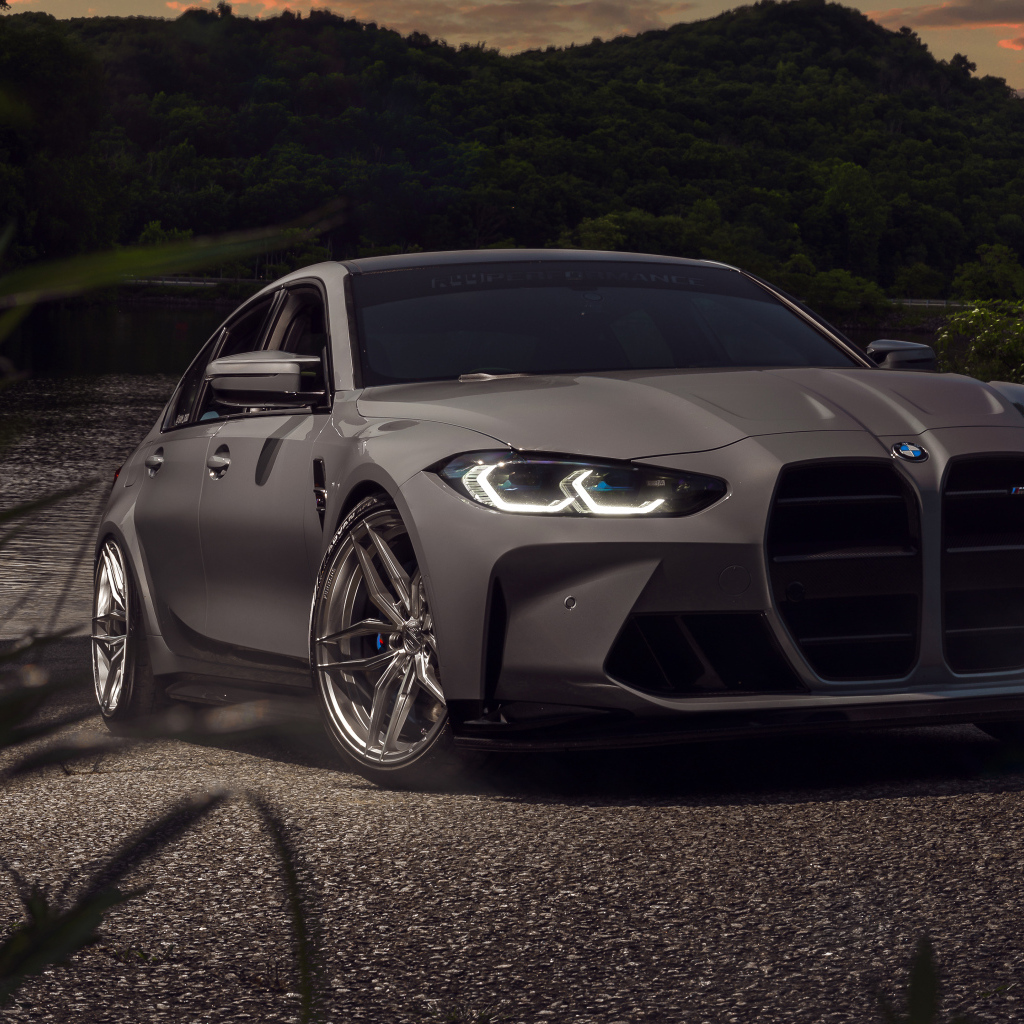 Автомобиль BMW M3 стоит у воды