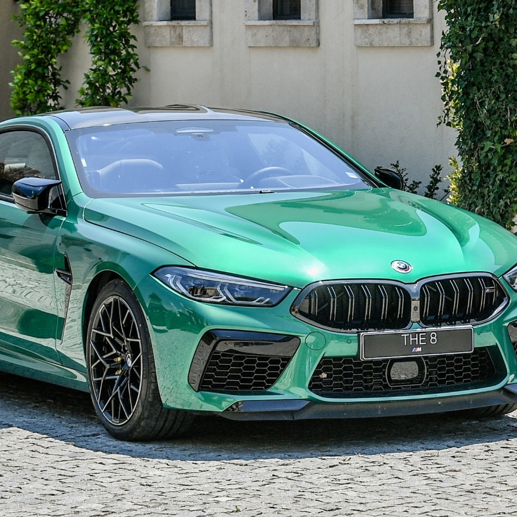 Автомобиль BMW M8
