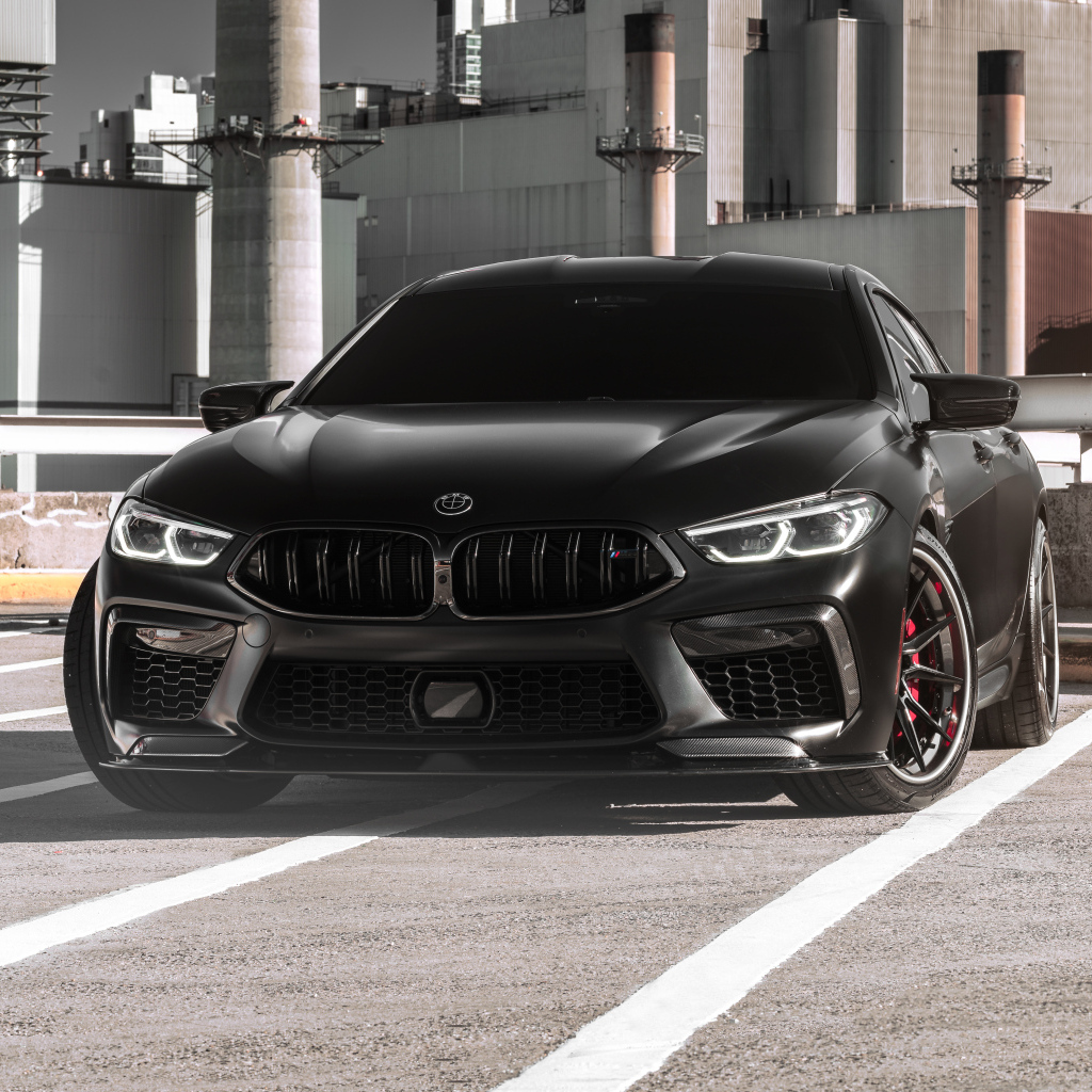 Автомобиль BMW M8 у старого завода
