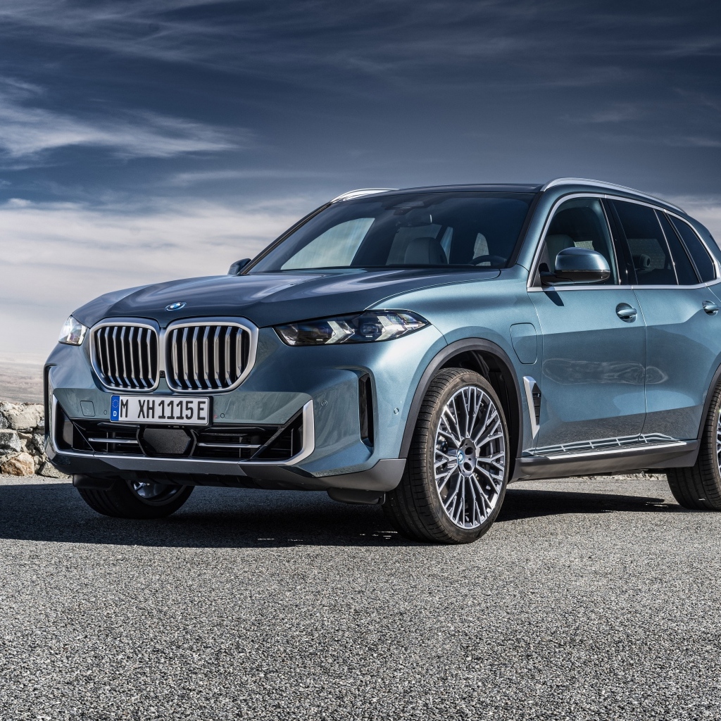 Автомобиль BMW X5 2023 на фоне грозового неба