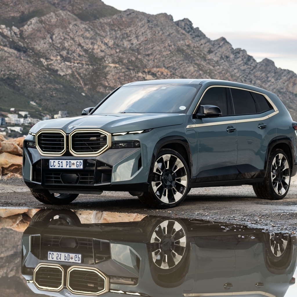 Автомобиль BMW XM 2023 в горах