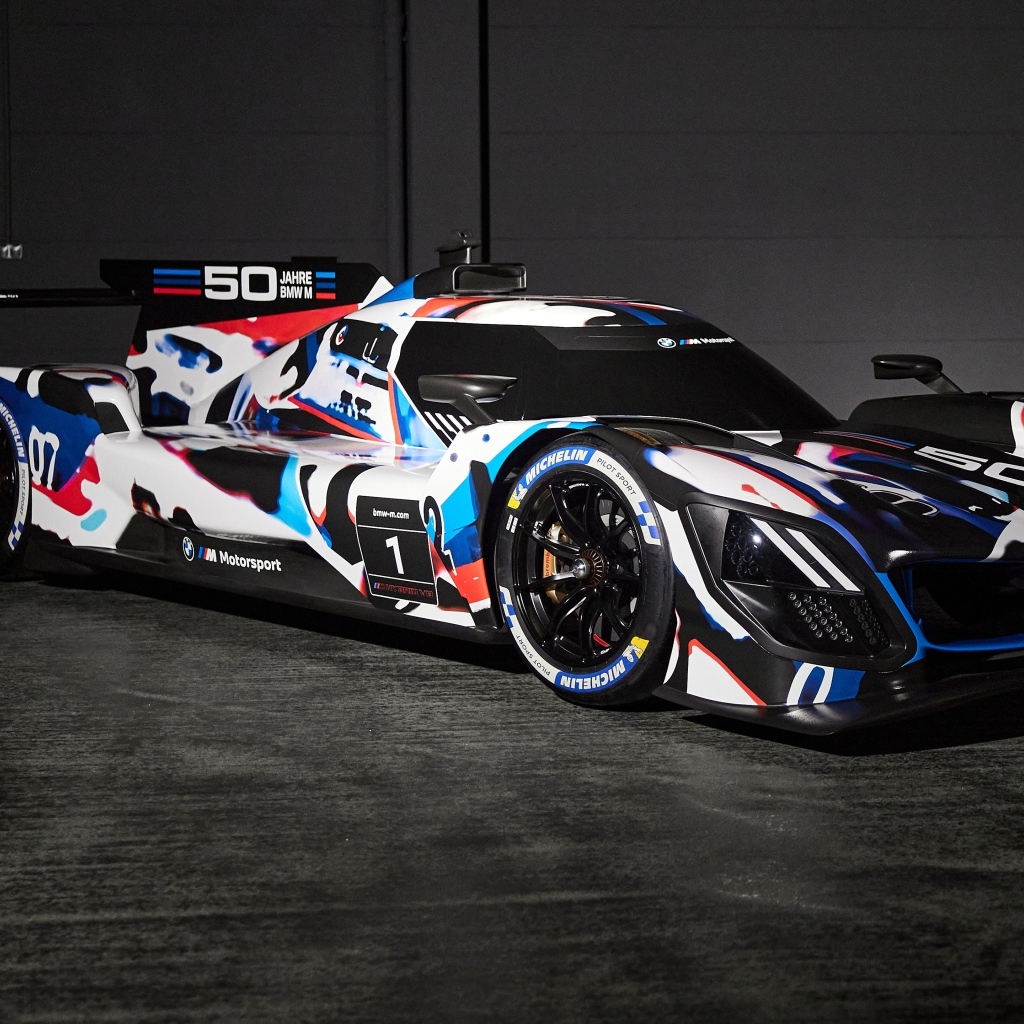 Красивый гоночный автомобиль BMW M Hybrid V8