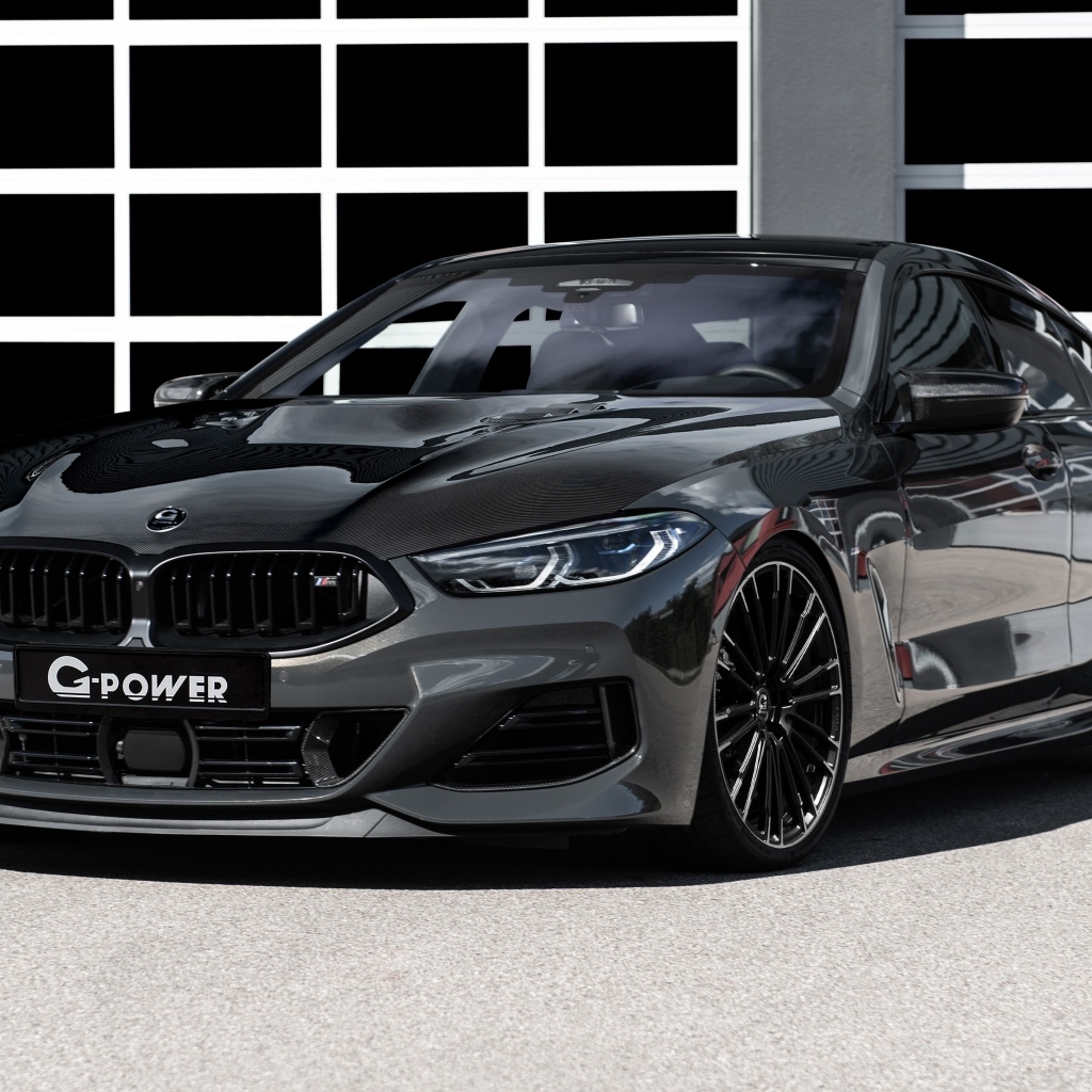 Черный автомобиль BMW M850i XDrive