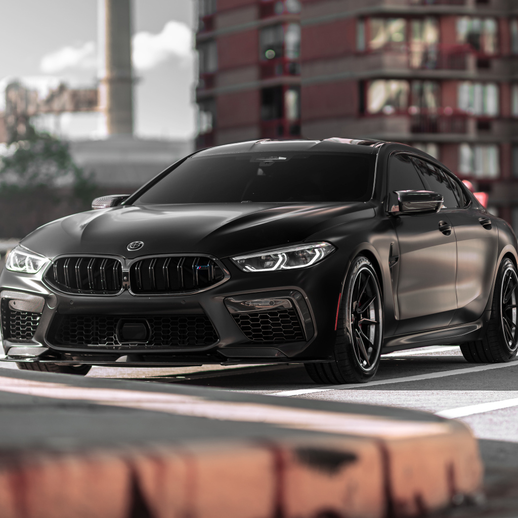 Черный BMW M8 вид спереди