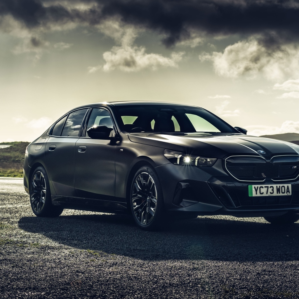 Черный автомобиль BMW I5 M60 XDrive 2023 года