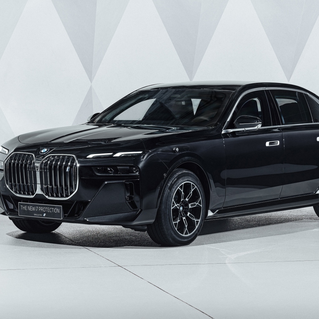 Черный автомобиль BMW I7 XDrive60 Protection 2023 года