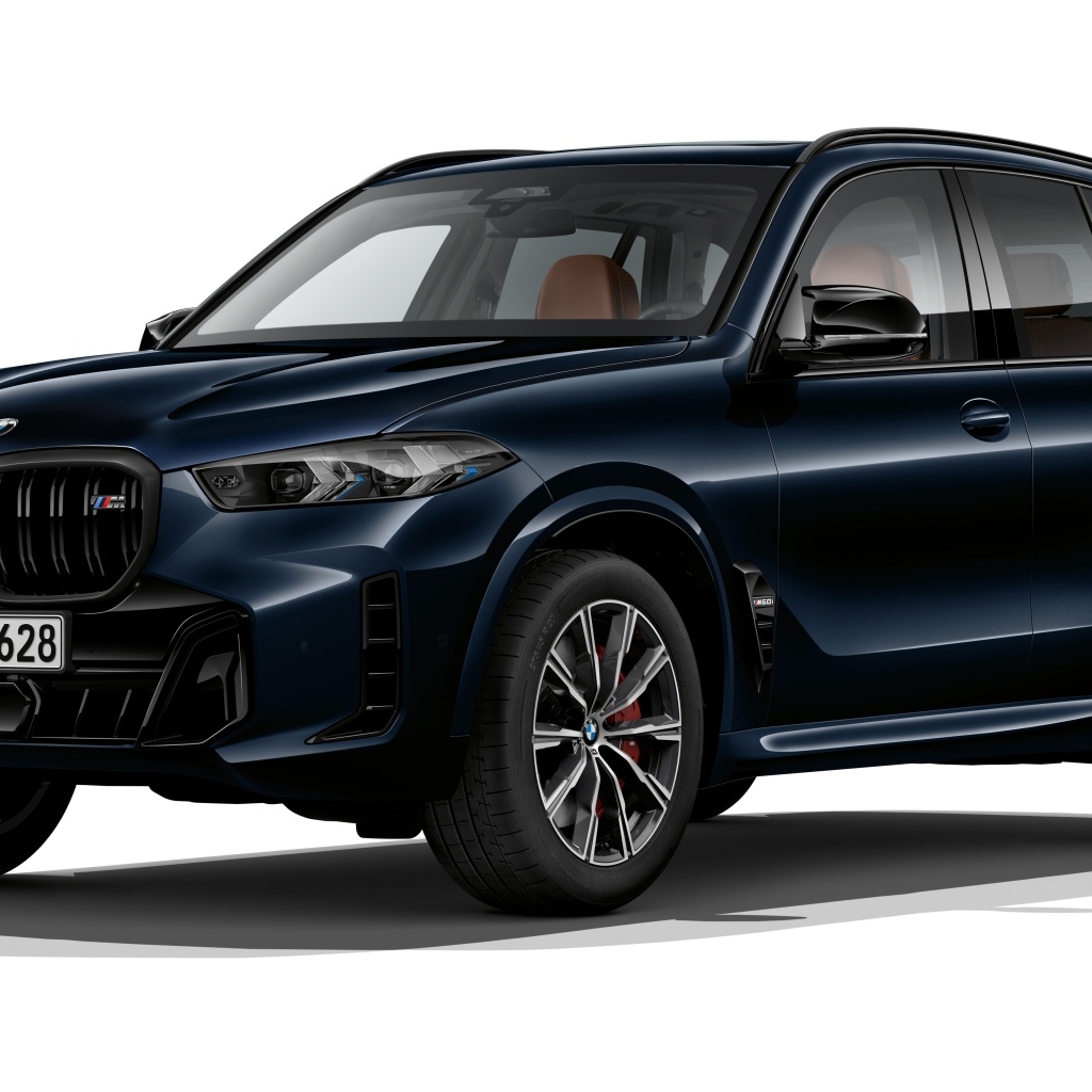 Черный автомобиль BMW X5 M60i Protection VR6 2023 года на белом фоне