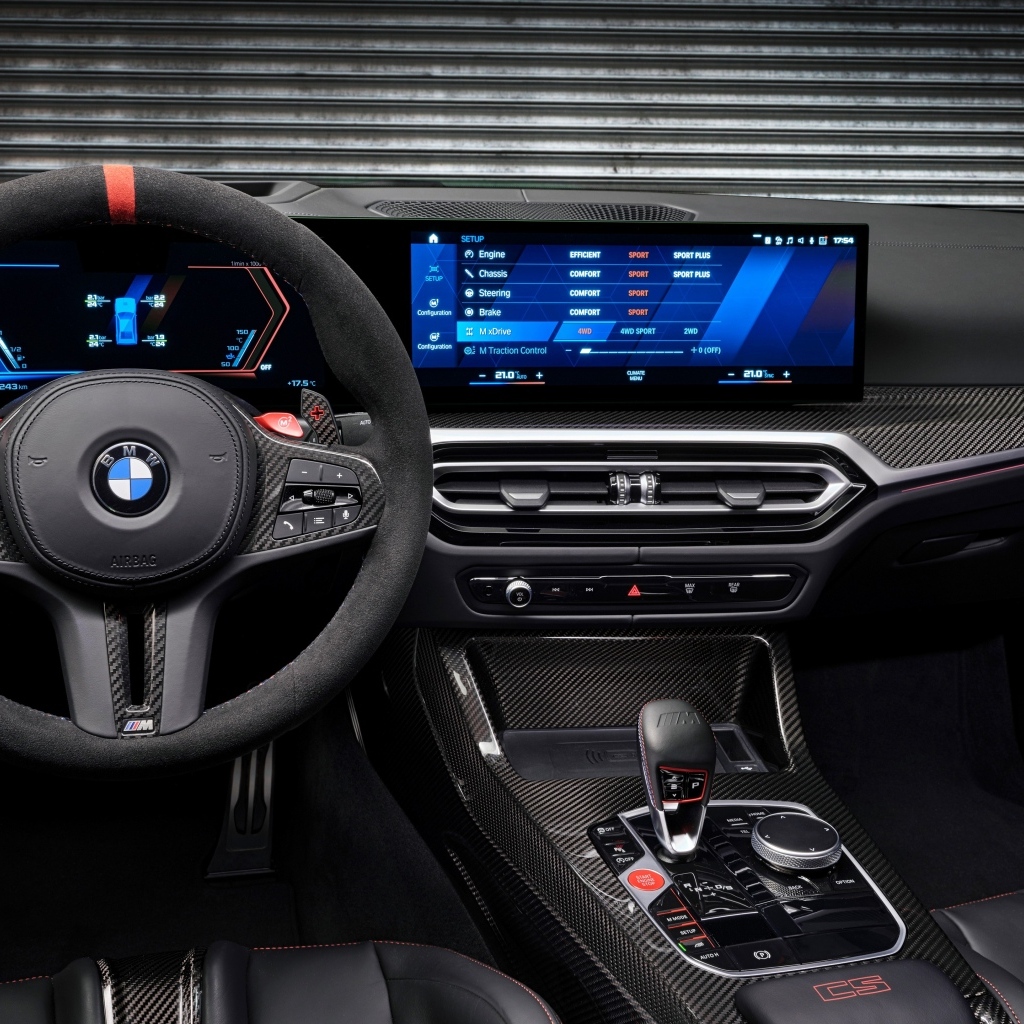 Черный салон автомобиля BMW M3 CS 2023 года