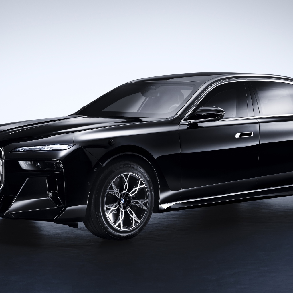 Черный стильный автомобиль BMW 760i XDrive Protection