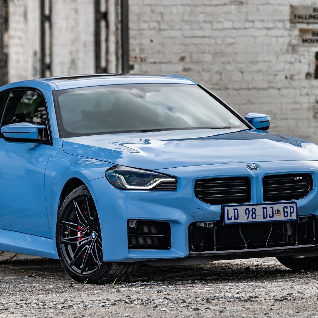 Голубой автомобиль BMW M2 AT 2023 года
