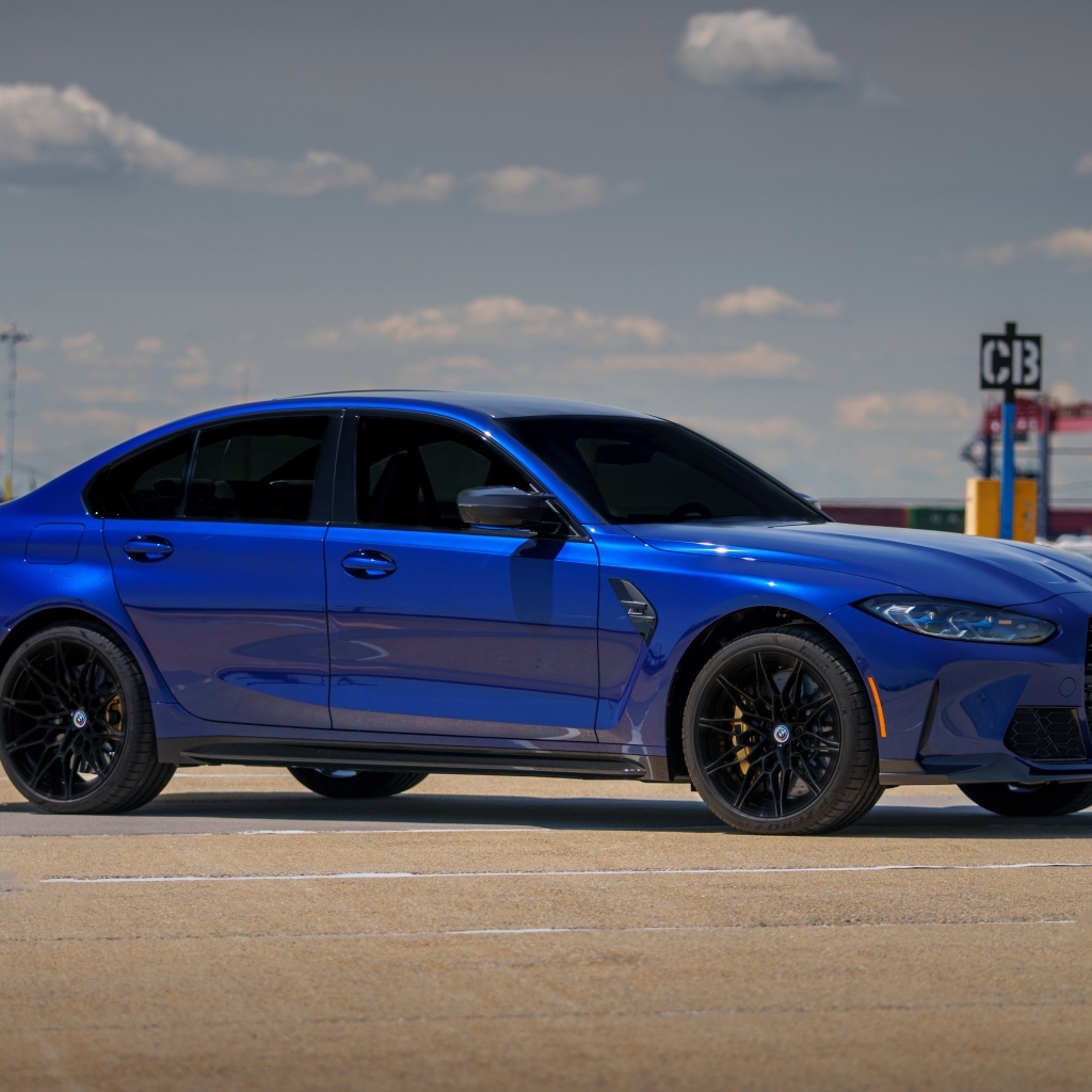 Синий автомобиль  BMW M3, 2023 года