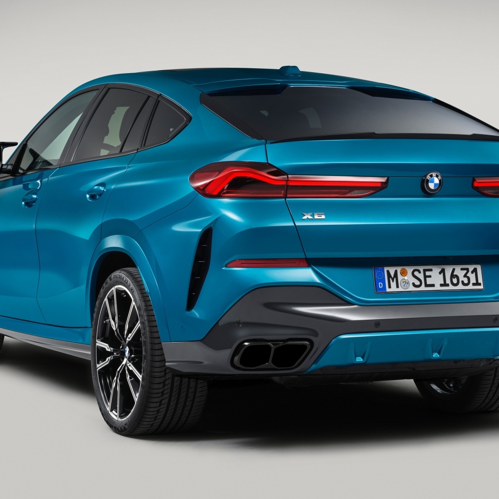 Синий автомобиль  BMW X6 2023  вид сзади