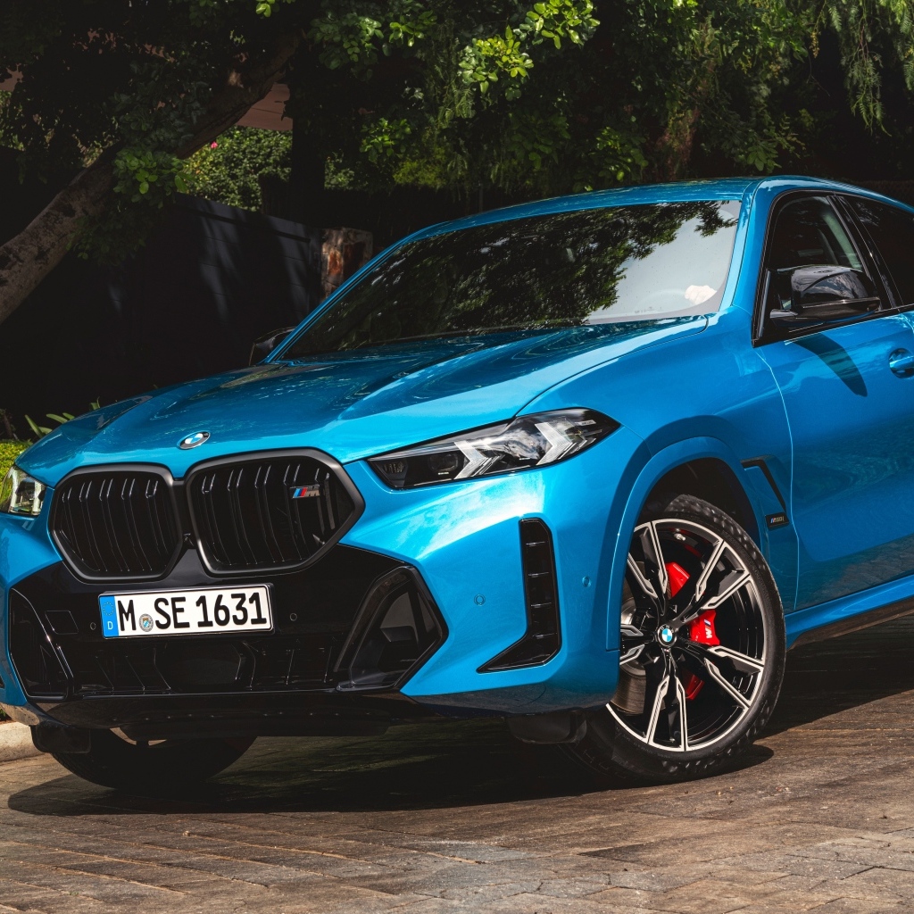 Синий автомобиль BMW X6 M60i XDrive 2023