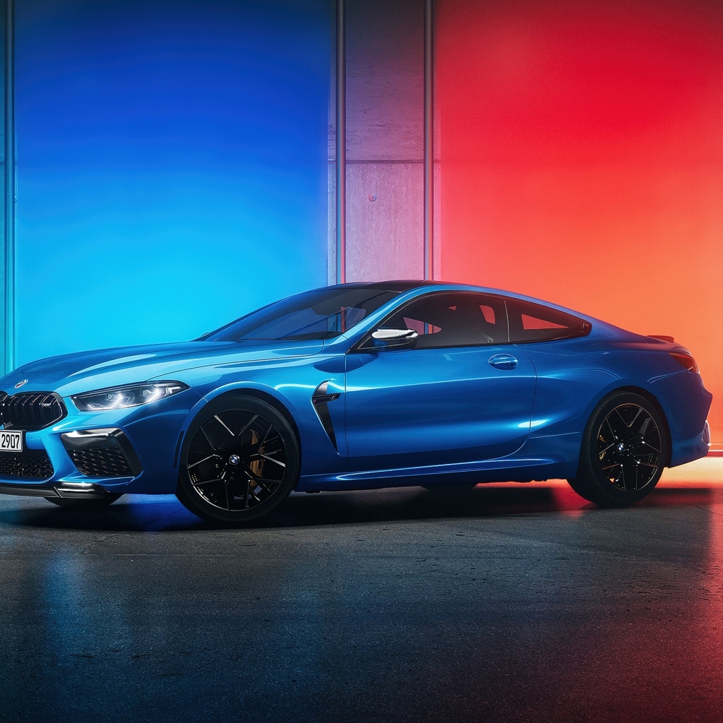 Синий дорогой автомобиль BMW M8