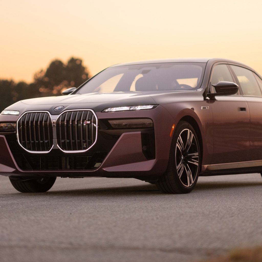Коричневый автомобиль BMW I7 M70 XDrive 2024 года