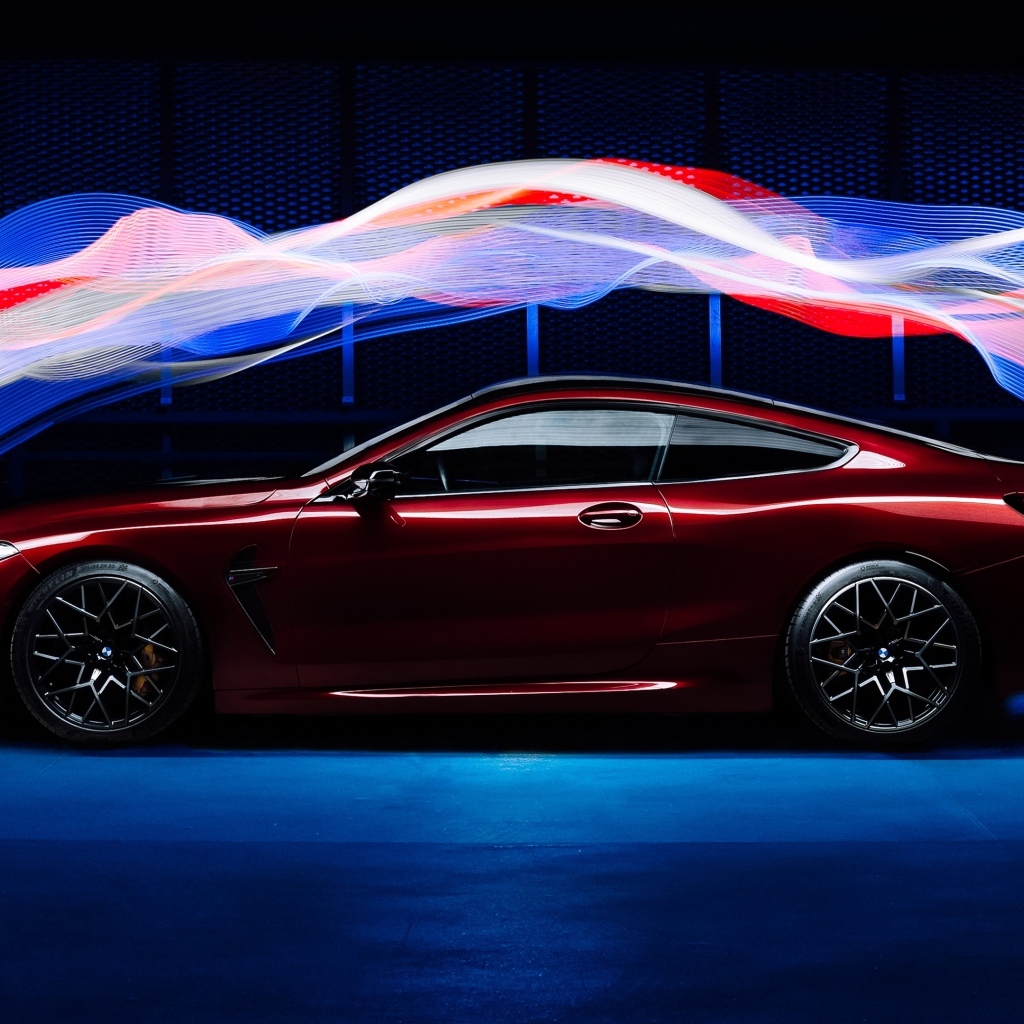 Бордовый автомобиль BMW M8 Competition оптекает волнами