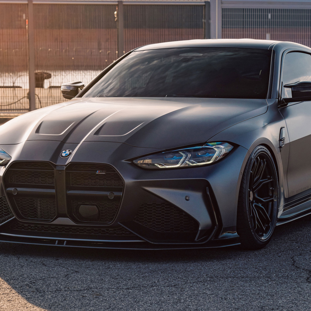 Дорогой черный автомобиль BMW M4