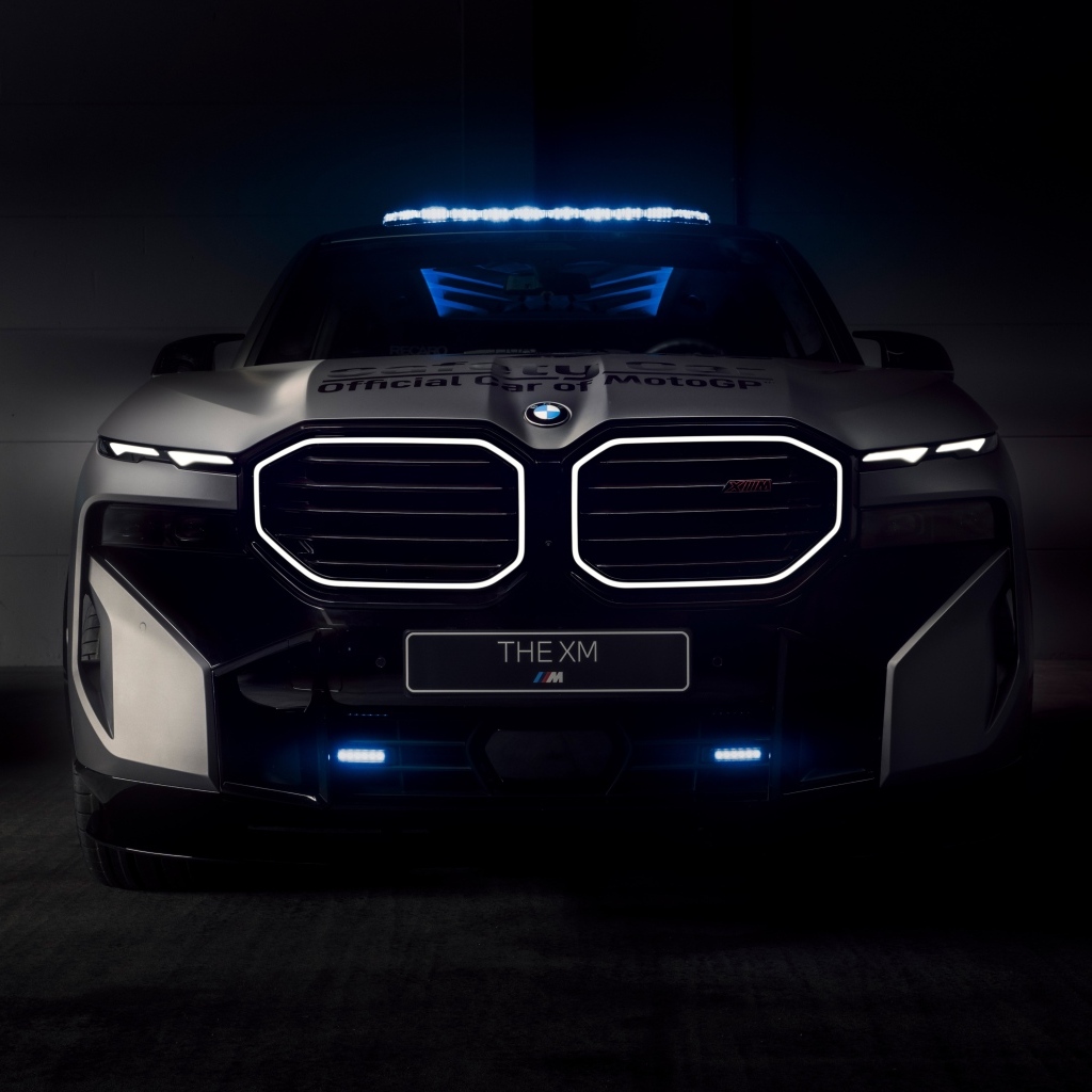 Вид спереди на автомобиль BMW XM Label Red MotoGP Safety Car 2024 года
