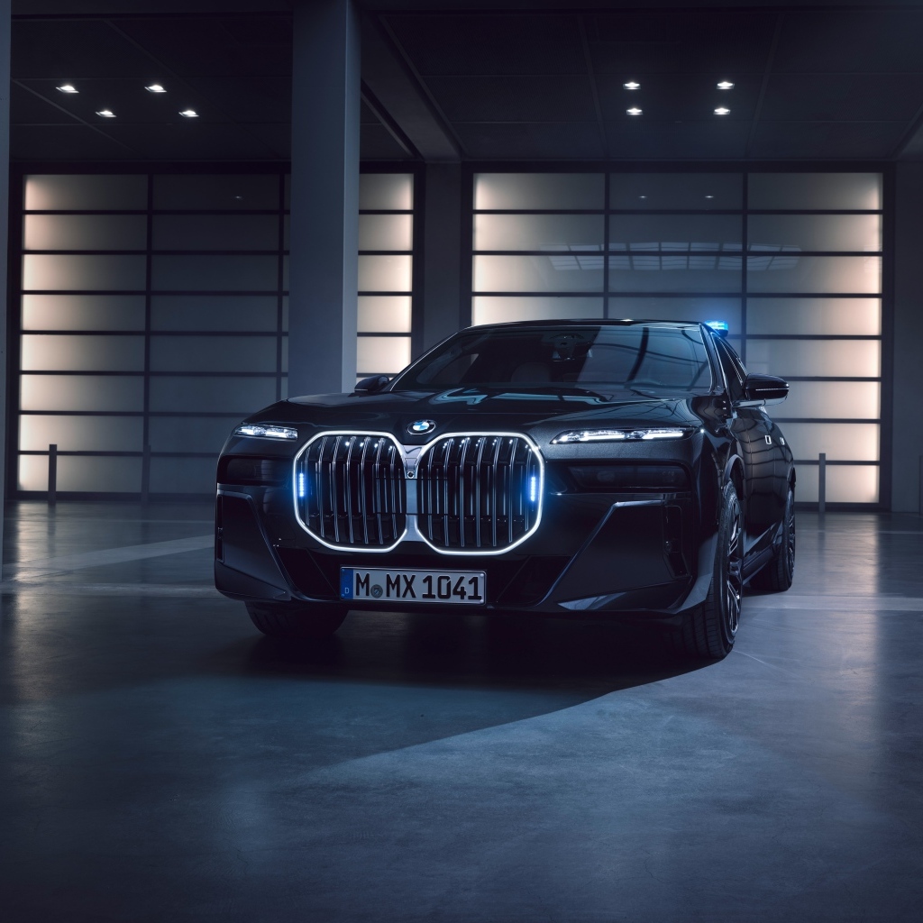 Вид спереди на автомобиль BMW 760i XDrive Protection