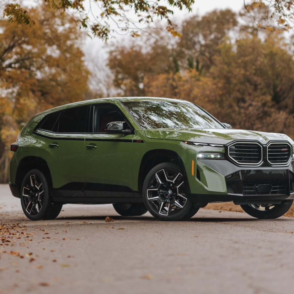 Зеленый внедорожник BMW XM Label 2024 года