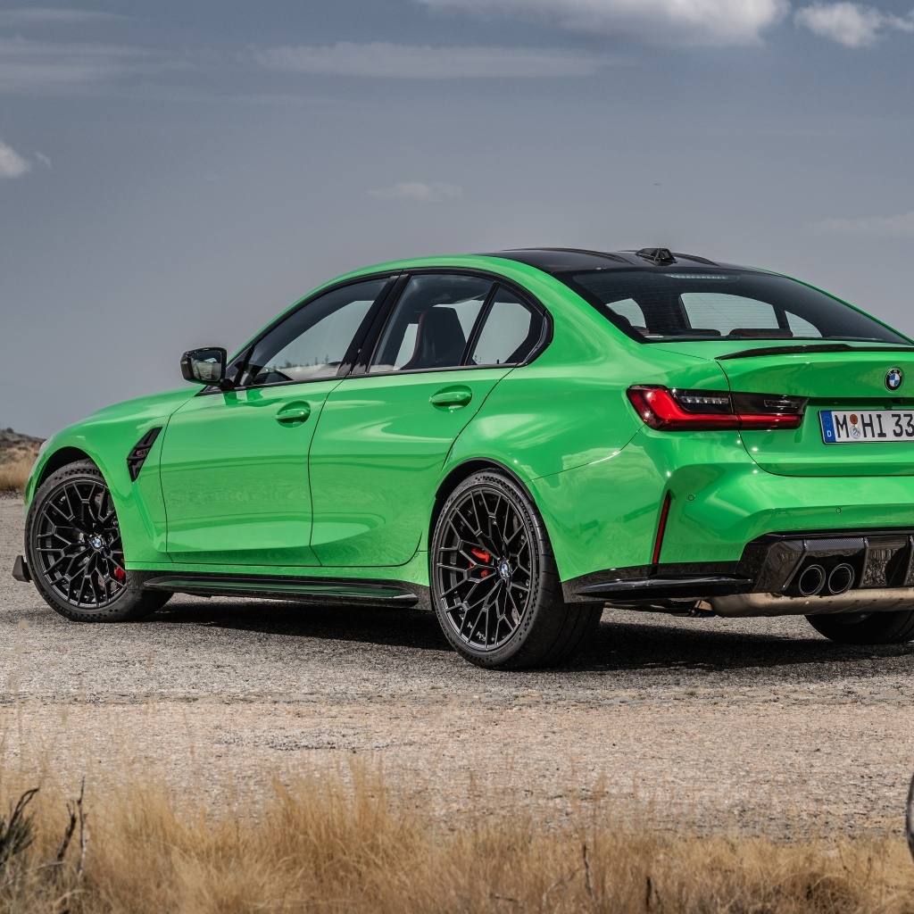 Зеленый BMW M3 CS 2023 вид сзади