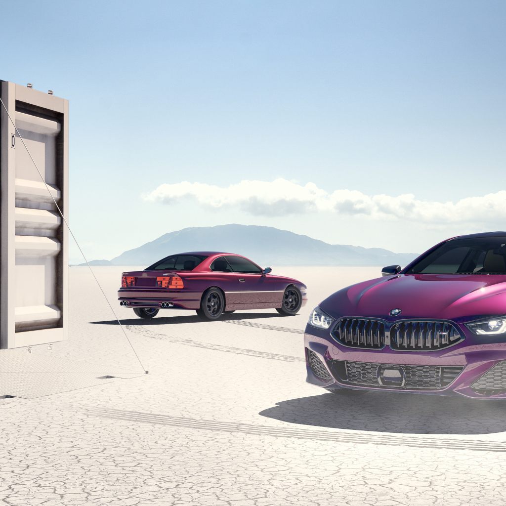 Фиолетовый автомобиль BMW 850i у гаража