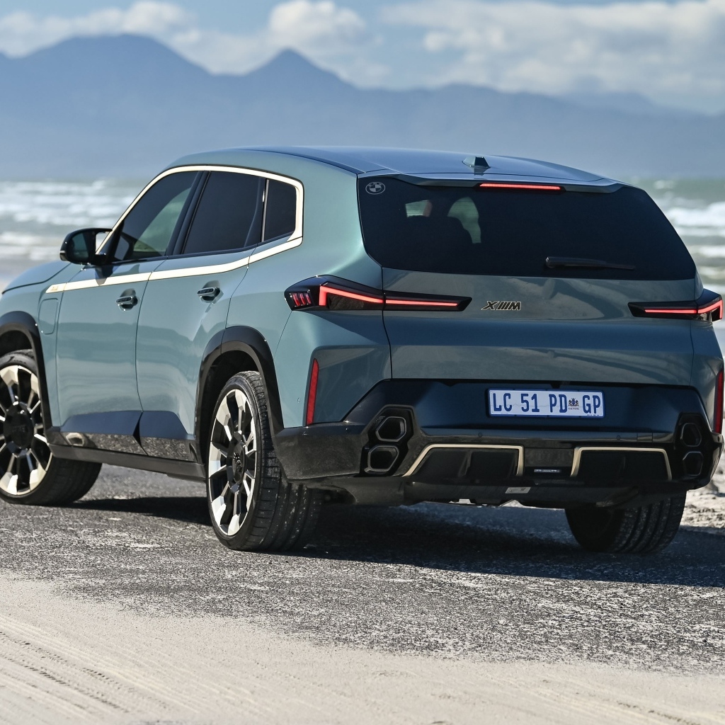 Вид сзади на внедорожник BMW XM