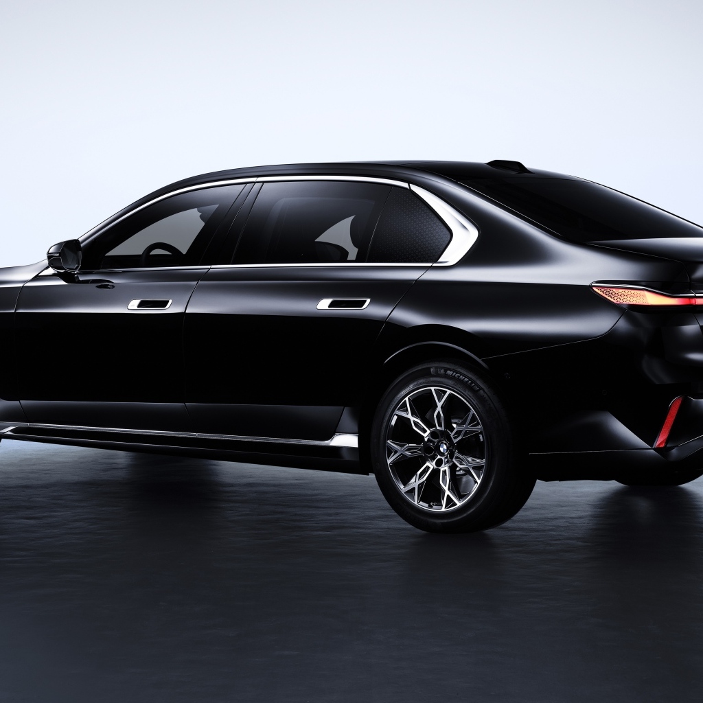 Вид сзади на автомобиль BMW 760i XDrive Protection