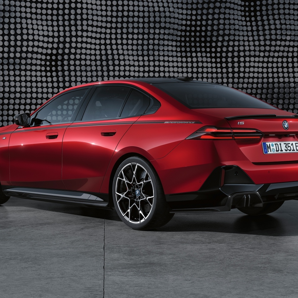 Вид сзади на красный автомобиль BMW I5 M60 XDrive M Performance Parts 2023 года
