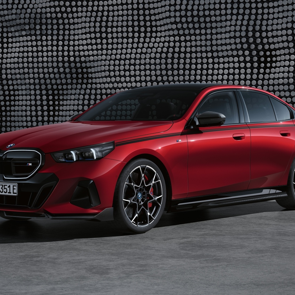 Красный автомобиль BMW I5 M60 XDrive M Performance Parts 2023 года