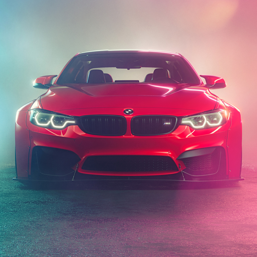 Красный автомобиль BMW M4  в дыму