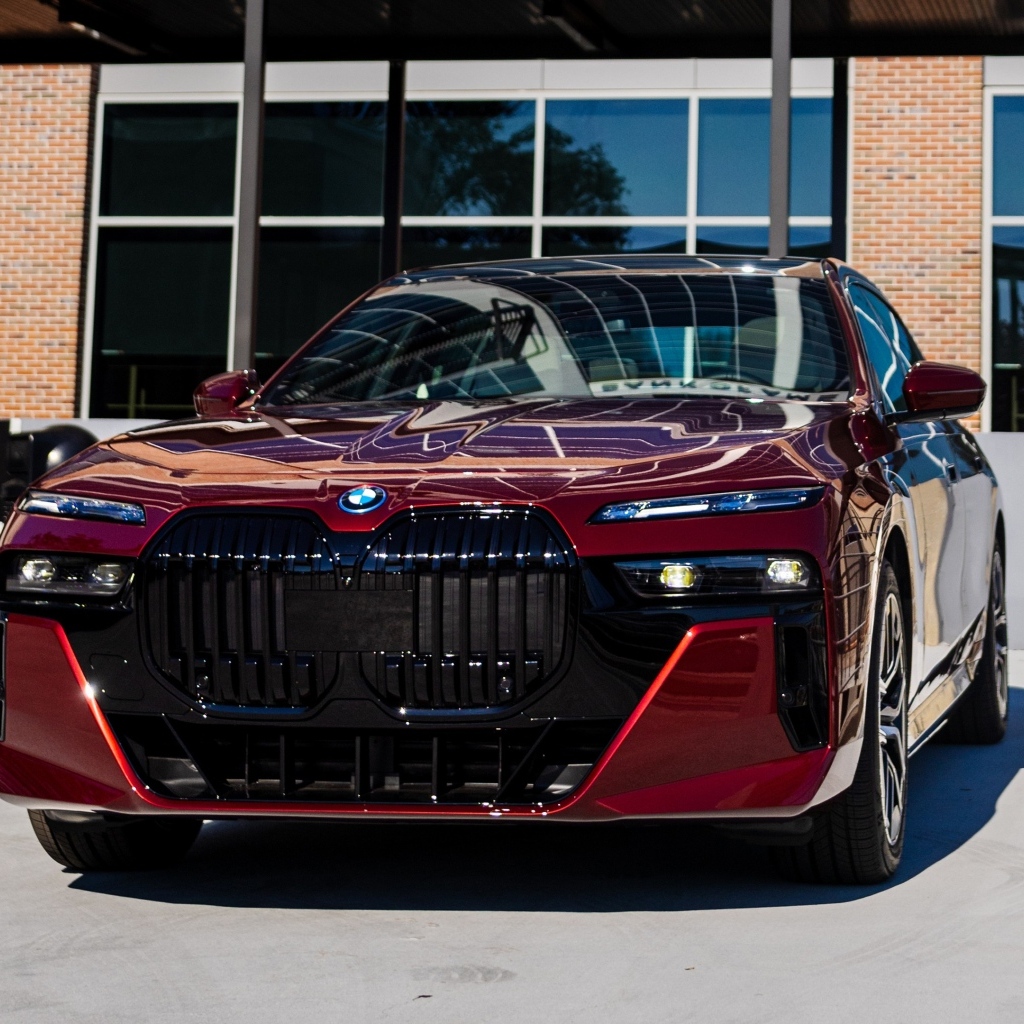 Красный автомобиль BMW I7 EDrive50 2024 года
