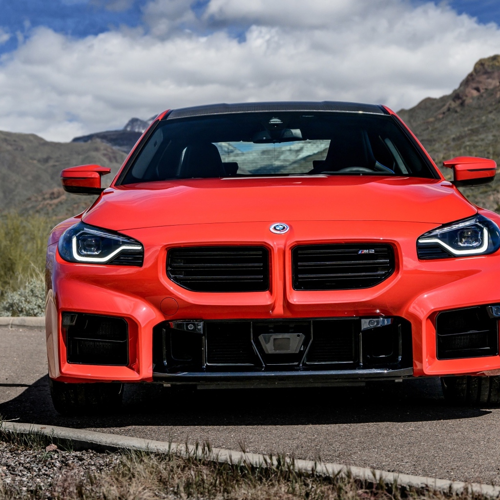 Красный автомобиль BMW M2 AT вид спереди