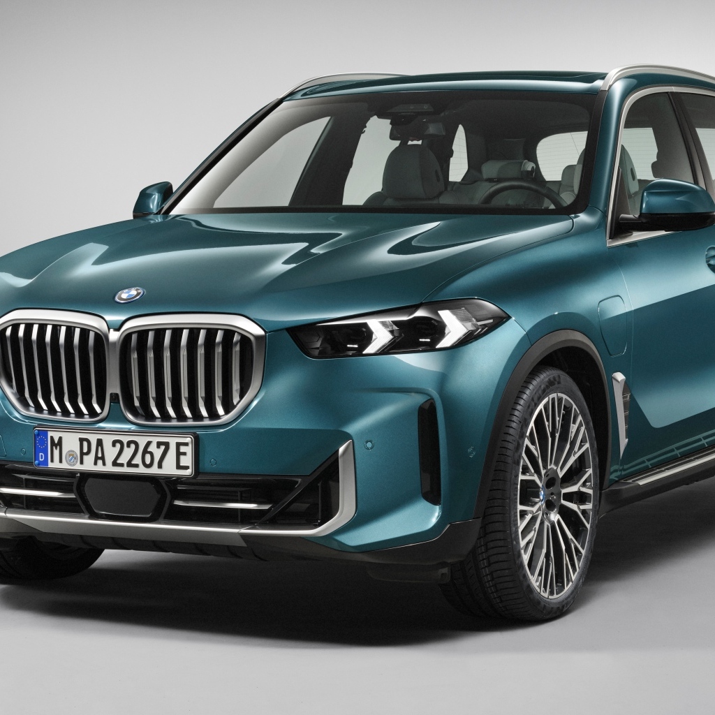 Внедорожник BMW X5 XDrive 50i 2023 на черном фоне