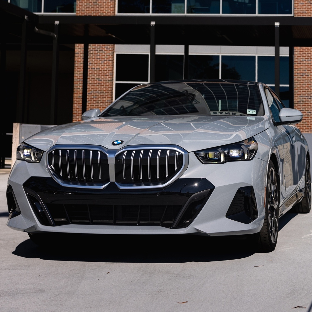 Серебристый автомобиль BMW 530i XDrive M Sport 2024 года