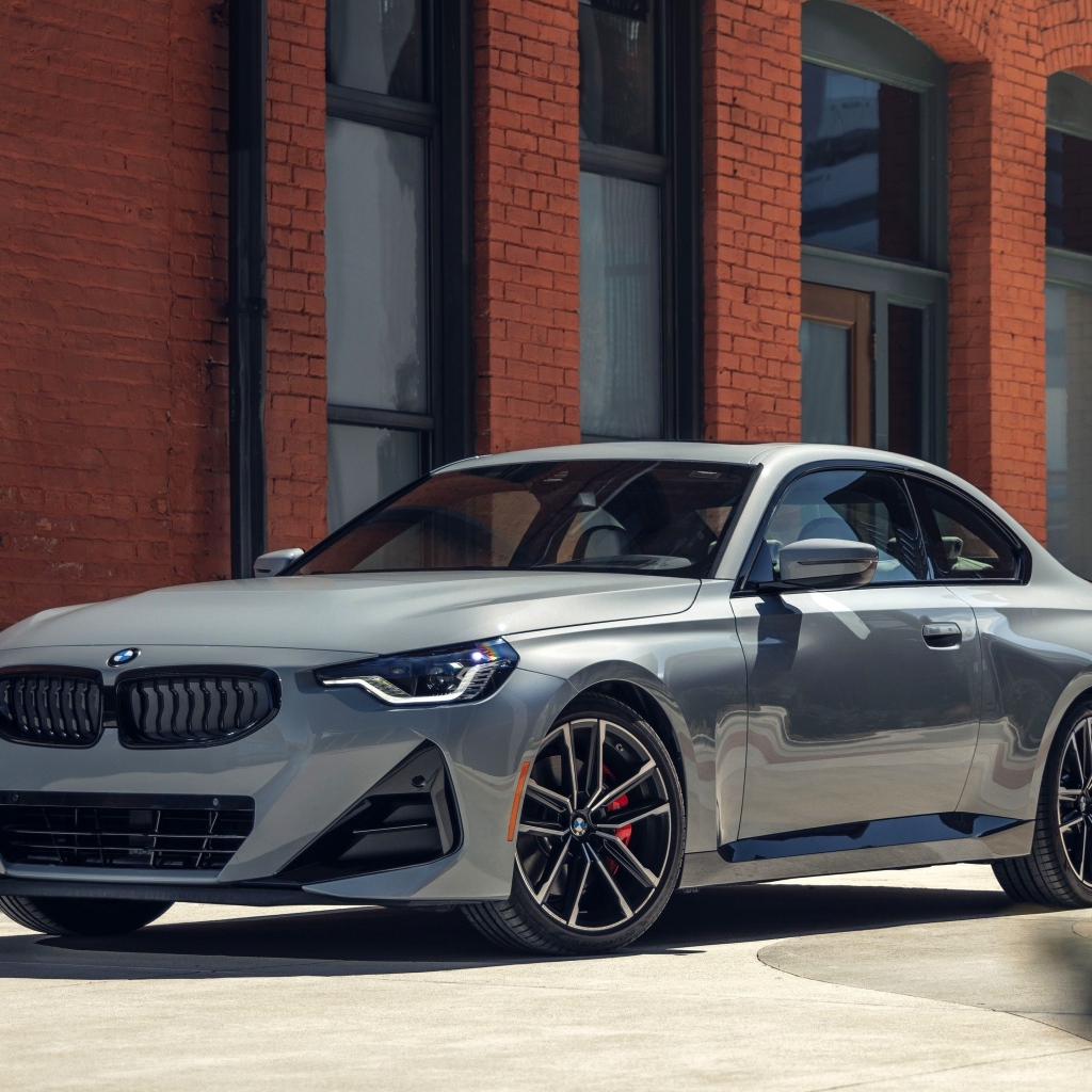 Серебристый автомобиль BMW 230i Coupé M Sport