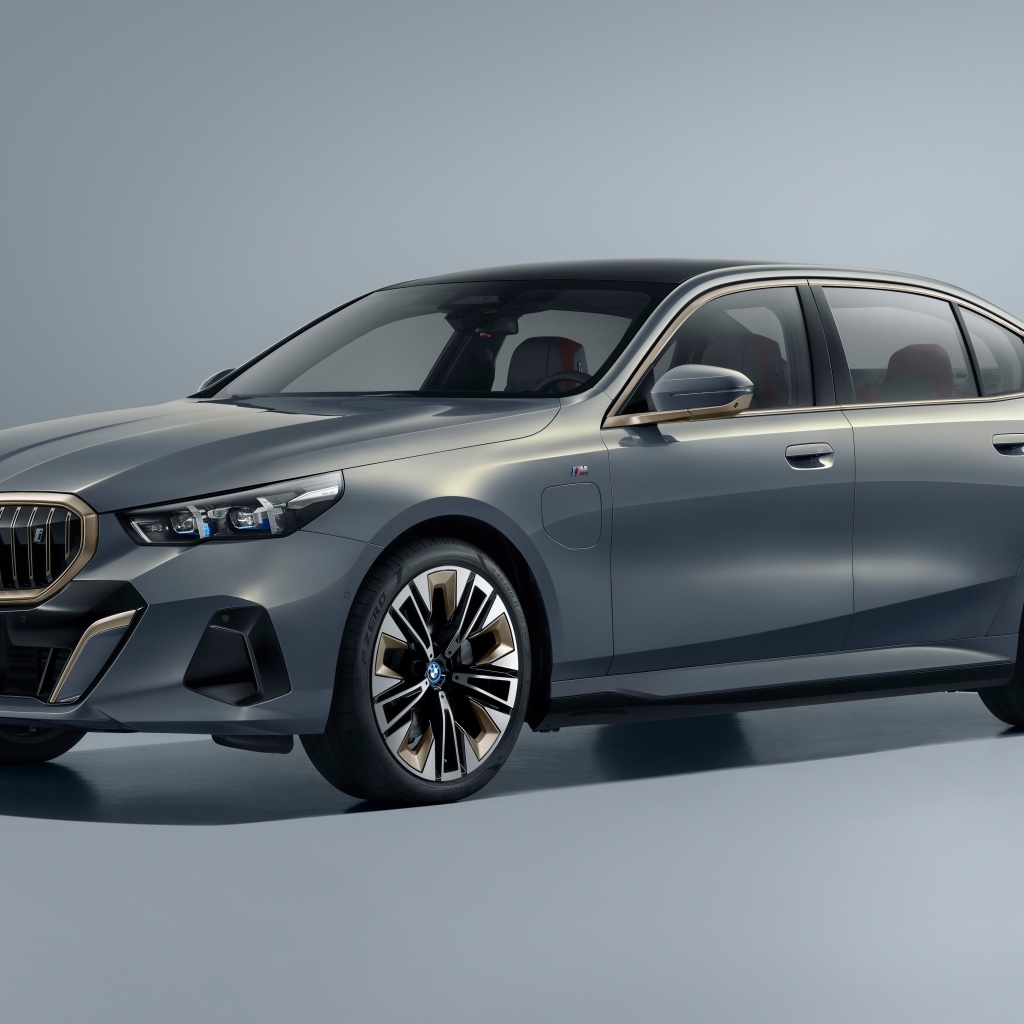 Серебристый автомобиль BMW I5 M Sport 2023 года